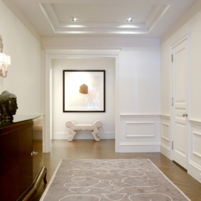 Design of an entrance hall with white walls