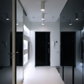 Pintu hitam di hujung koridor