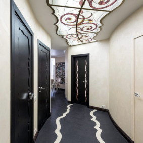 Composizione in vetro colorato sul soffitto del corridoio