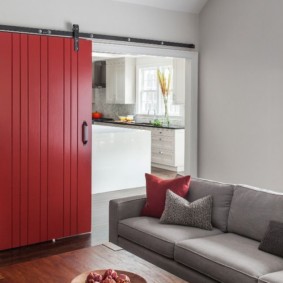 الباب الأحمر في غرفة المعيشة