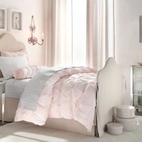 Coperte rosa chiaro su un letto femminile