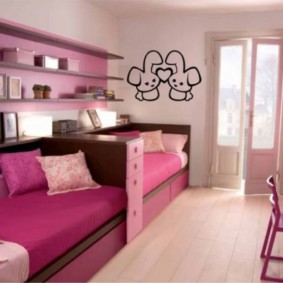 Phòng ngủ màu hồng cho chị em