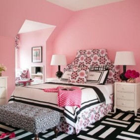 Tường phòng ngủ gác mái màu hồng