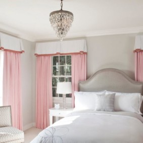 Fehér pelyhes és rózsaszín függönyök