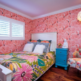 Couvre-lit coloré sur un lit en bois