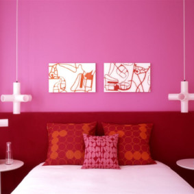 Modulaariset maalaukset vaaleanpunaisella seinällä