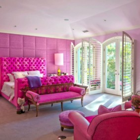 Perabot dengan perabot dengan pelapis merah jambu
