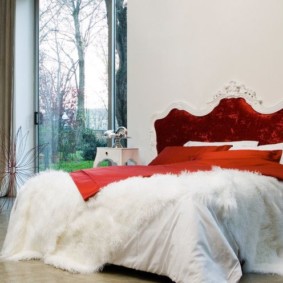 כיסוי מיטה אדום על מיטה לבנה