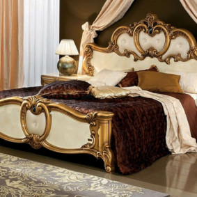 עיצוב מיטה מצופה זהב בחדר השינה