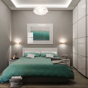 Couvre-lit turquoise dans la chambre