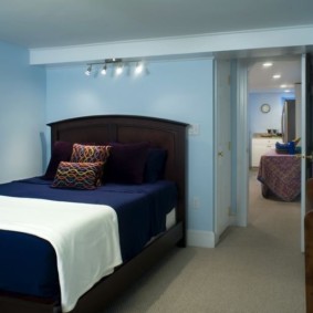 Pereți albaștri ai unui dormitor mic