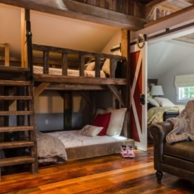 سرير بطابقين من الخشب الصلب