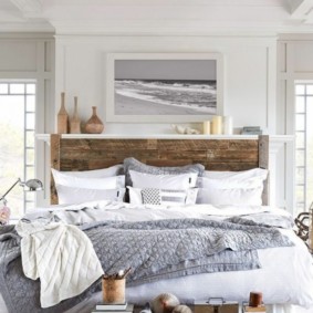 מיטת עץ בחדר שינה מואר