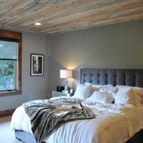 חדר שינה עם תקרת עץ