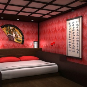 טפט מסך משי אדום על קיר חדר השינה
