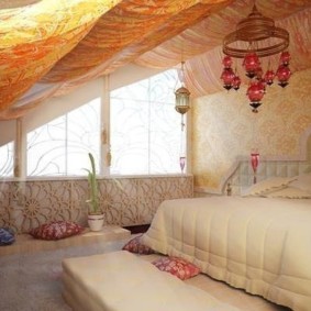 חדר שינה בעליית גג נעימה בבית כפרי