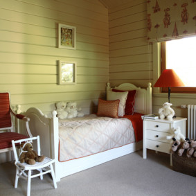 سرير في غرفة مع ألواح الجدران الخشبية