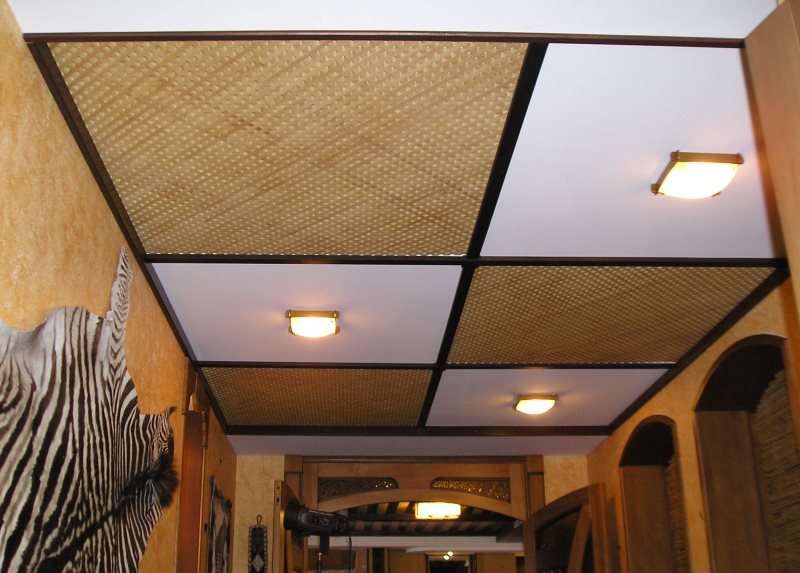 Касетен таван във входното антре на малка площ