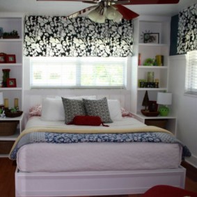 غرفة نوم جميلة مع سرير نافذة
