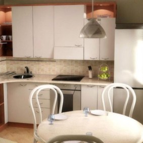 L-shaped kitchen with dining table