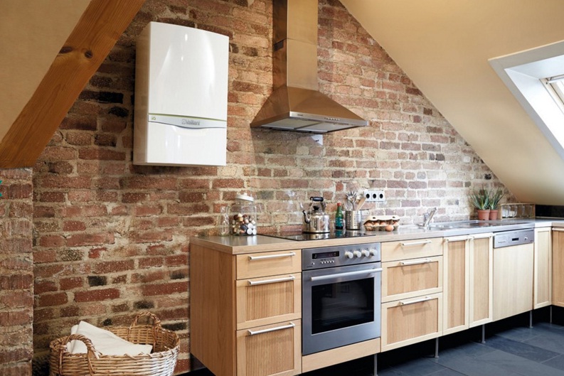 Căldură albă pe peretele de cărămidă al bucătăriei în stil mansardă