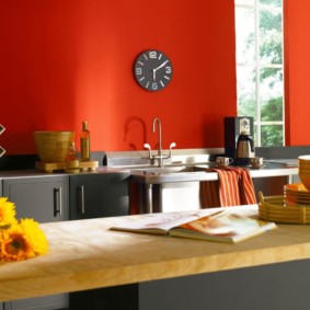 sarkana virtuves krāsa