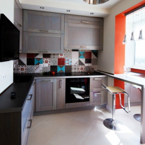 virtuvės komplektas su baro skaitiklio dizaino nuotrauka