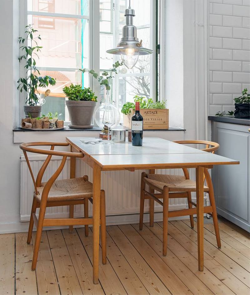 שולחן מלבני ליד חלון המטבח