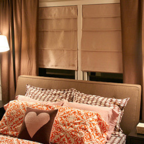 غرفة نوم صغيرة مع سرير بجوار النافذة