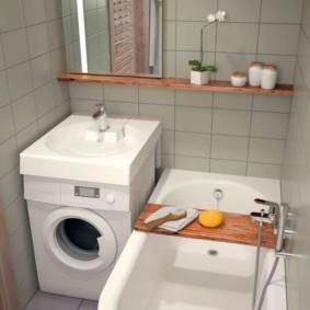 חדר אמבטיה קומפקטי עם מכונת כביסה