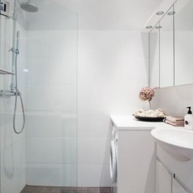חדר אמבטיה מואר עם גופי לבן