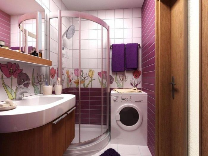 מכונת כביסה בחלק הפנימי של חדר האמבטיה עם מקלחת