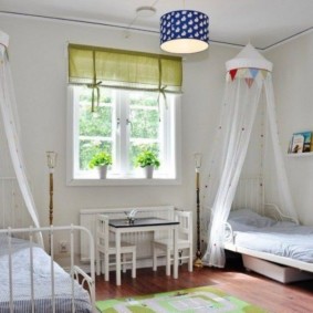 غرفة نوم للأطفال مع سرير بجوار النافذة