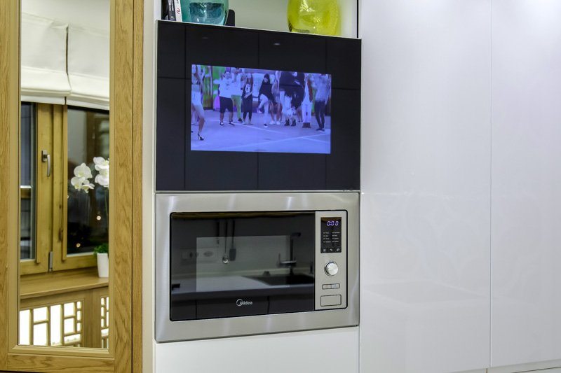 מיקרוגל במטבח עם טלוויזיה