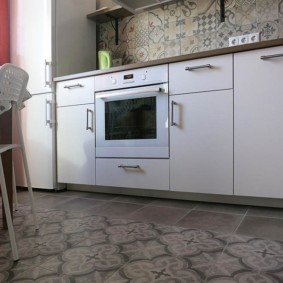 بلاط الأرضيات للمطبخ وتصميم الممر الصورة