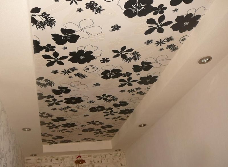 Papier peint au plafond d'un couloir étroit