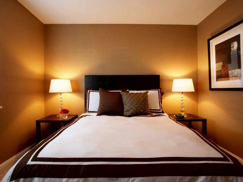 מיטה גדולה בחדר השינה עם קירות פשוטים