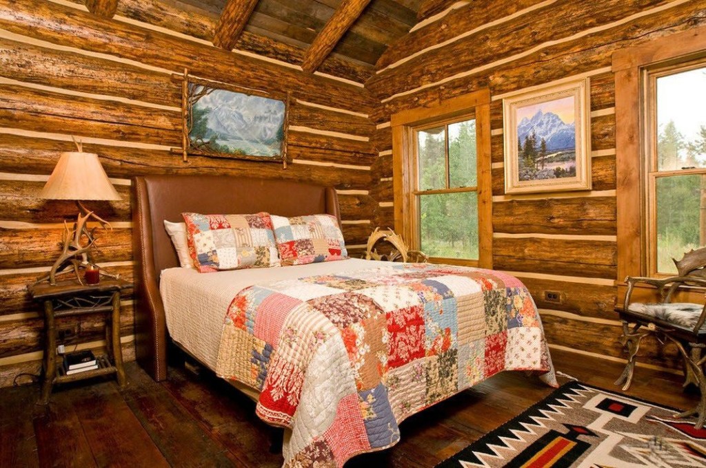 Pătură strălucitoare în stil patchwork pe patul din dormitor