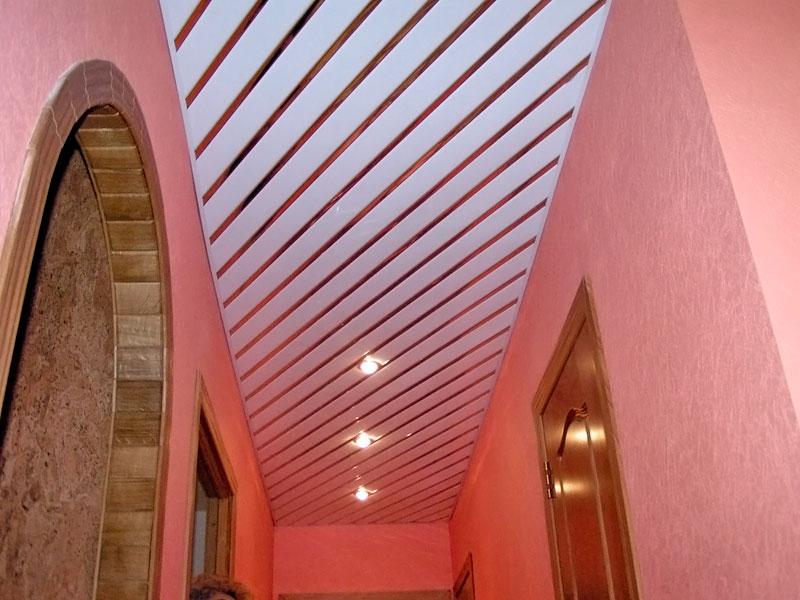 Roštový strop v úzké chodbě
