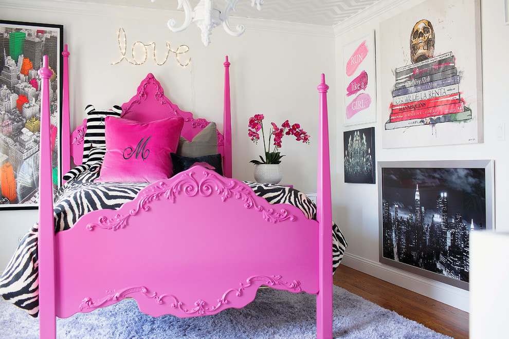 Svītrots saplēsts rozā rāmja gultā