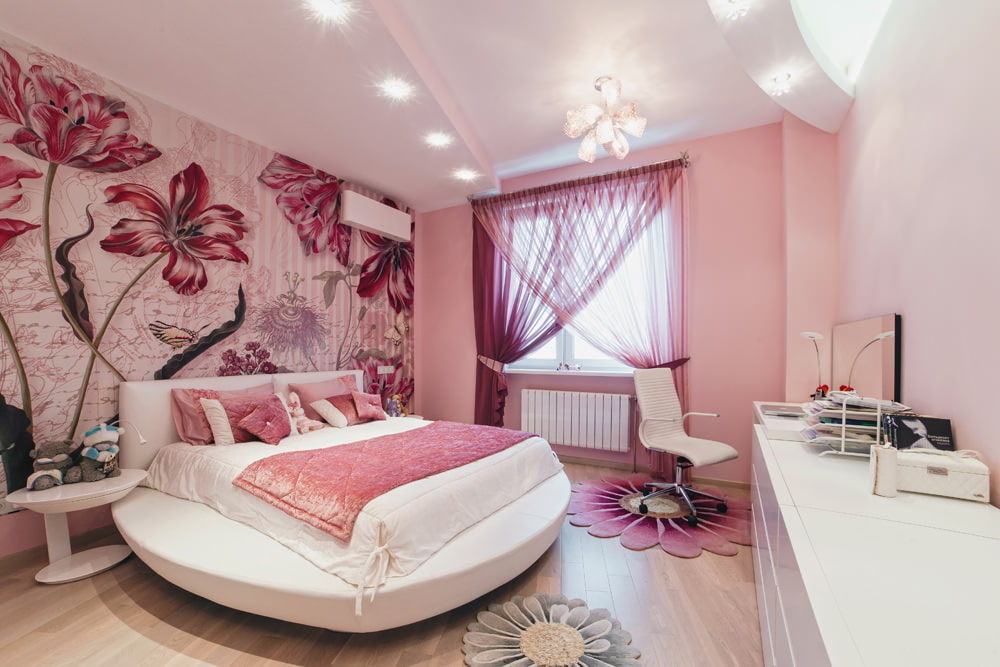 Kerek ágy rózsaszín hálószobában