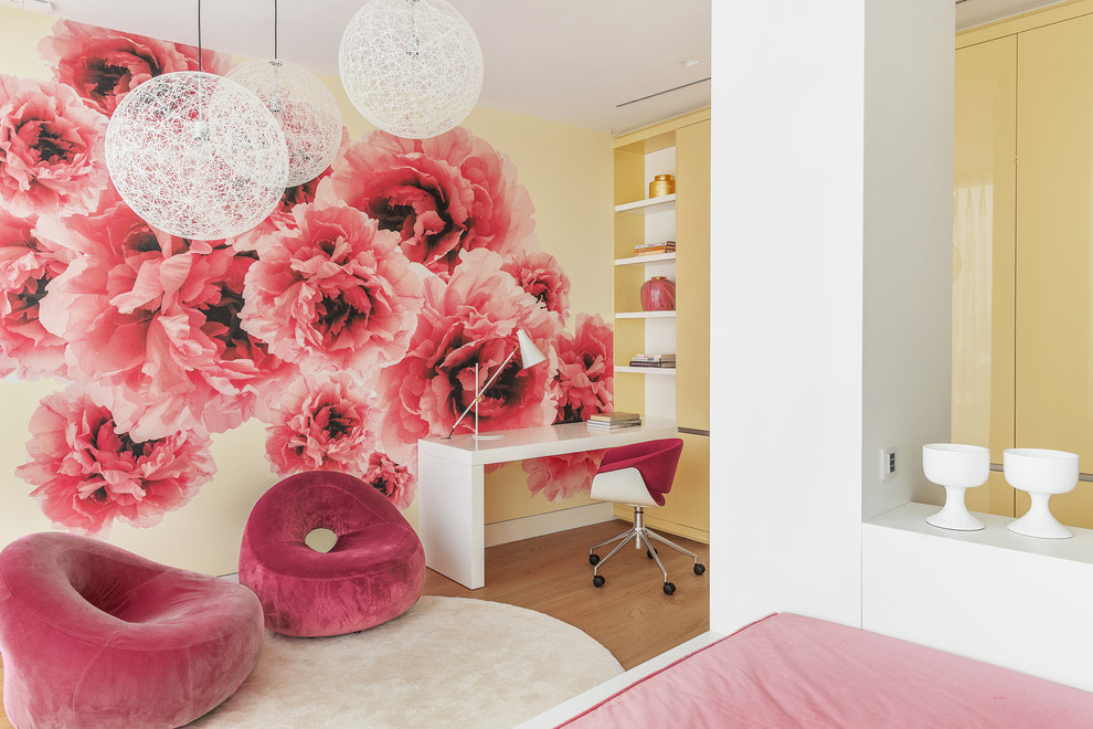 Hoa lớn màu hồng trên giấy dán tường trong phòng ngủ