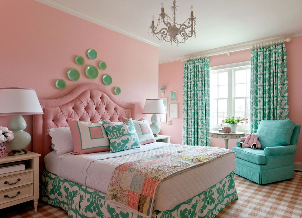 Tirkīza aizkari guļamistabā ar rozā tapetes
