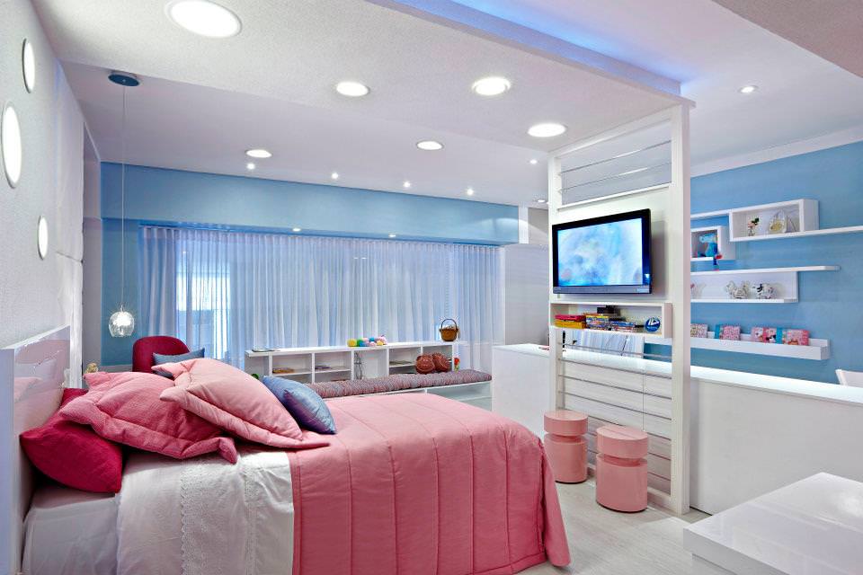 Makuuhuoneen suunnittelu vaaleanpunaisella ja sinisellä