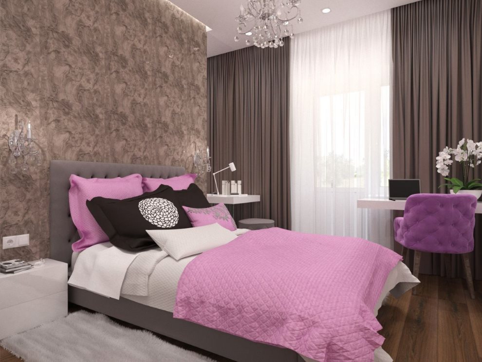 Rozā spilveni guļamistabas gultā ar brūniem aizkariem