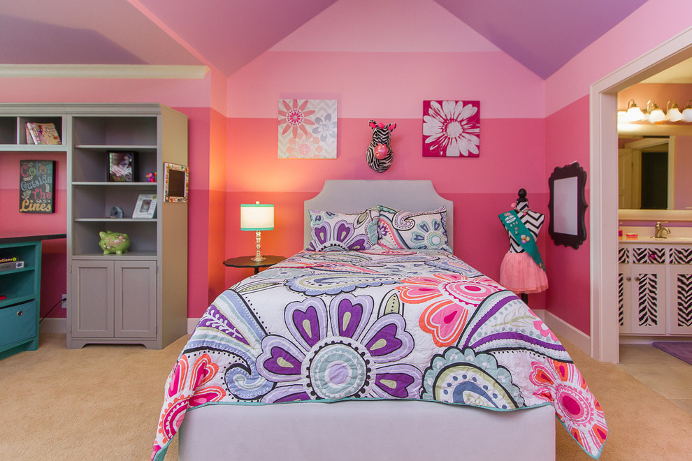 Interno camera da letto lilla-rosa