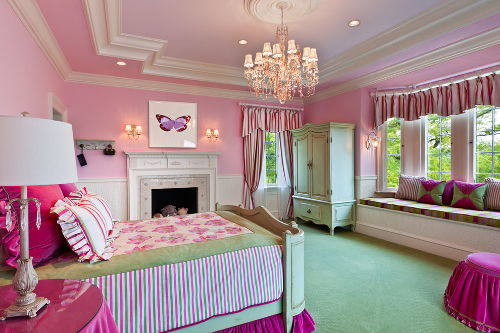 Grüner Boden im Schlafzimmer mit rosa Wänden