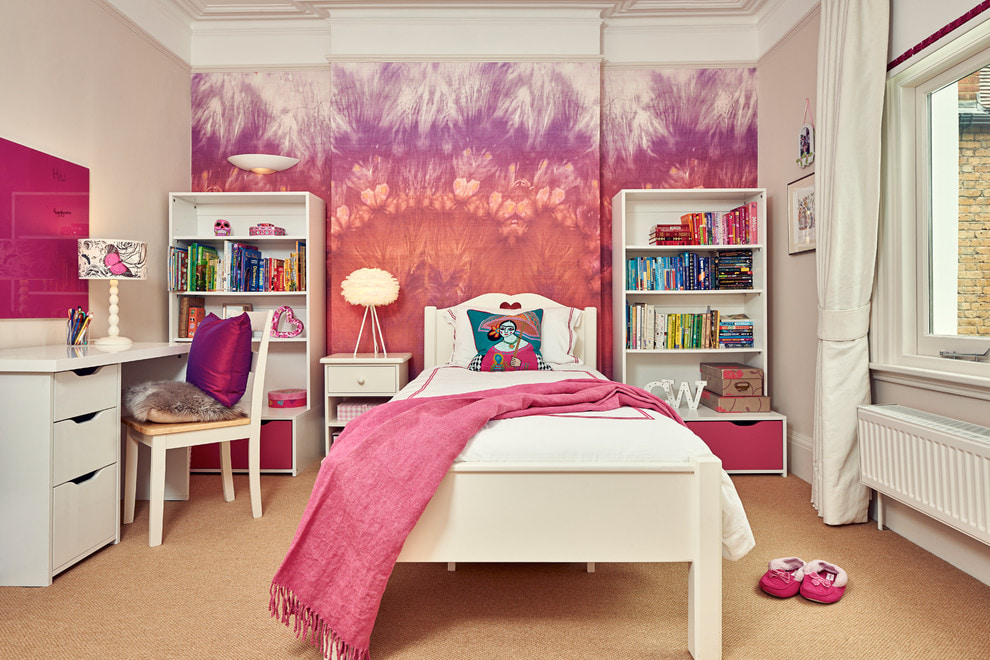 A szoba belső része a lány számára rózsaszín árnyalatokban