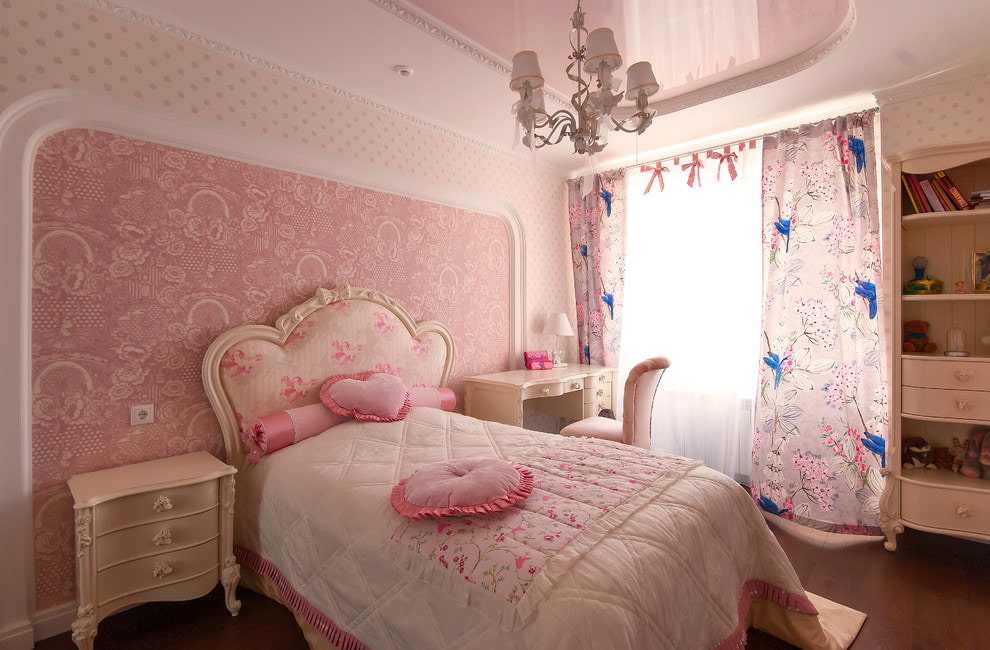Rožiniai tapetai mergaitės miegamajame
