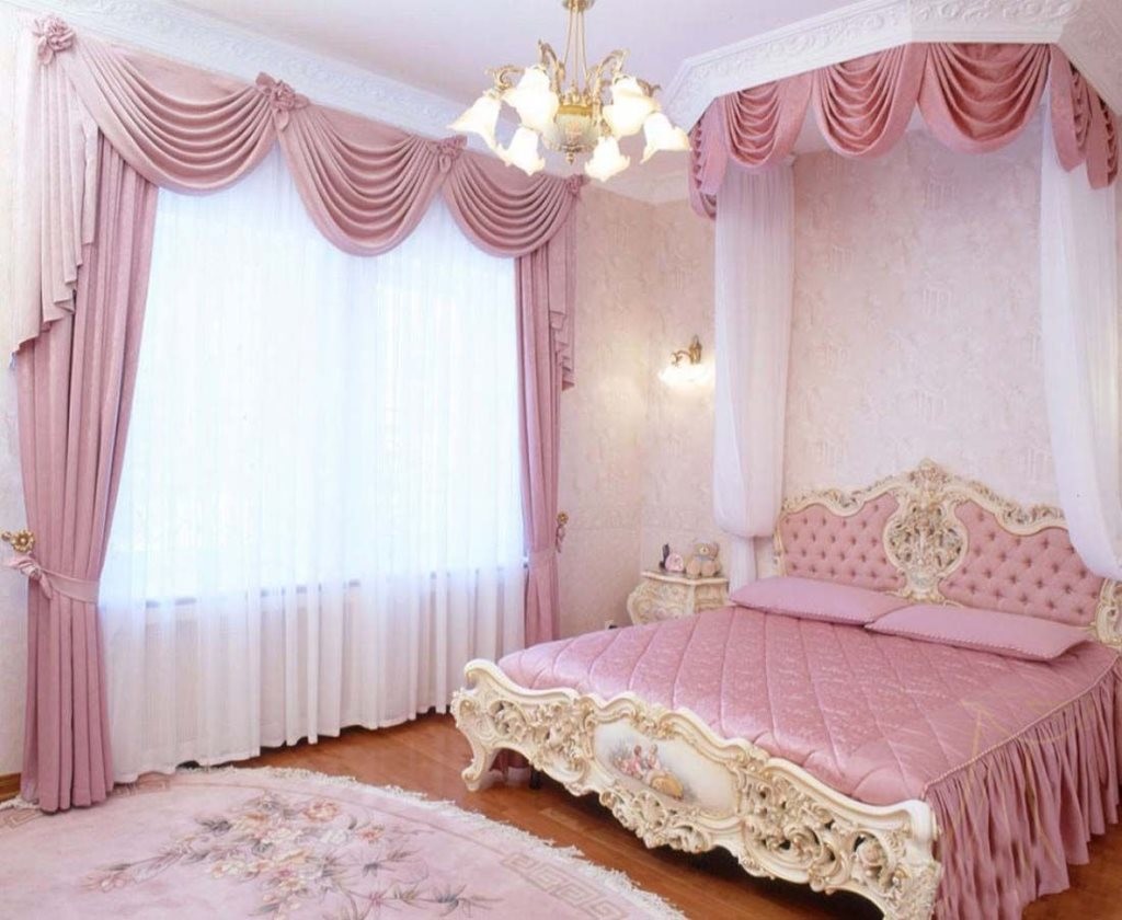Rozā auduma aizkari klasiskajā guļamistabā